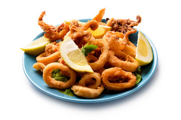 Piatto di calamari fritti croccanti con limone fresco 