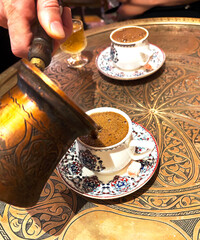 2つのカップにトルココーヒーを注ぐ