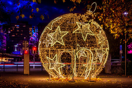 Begehbare Weihnachtskugel zum Weihnachtsmarkt in Ludwigshafen am Rhein