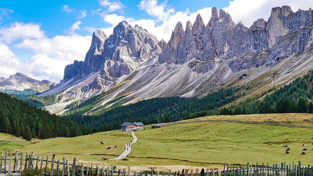 Am Broglesjoch mit Blick zur Brogles H&uuml;tte und den Geislerspitzen