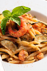 Pasta con zucchine, gamberi e bottarga, Cibo Italiano 