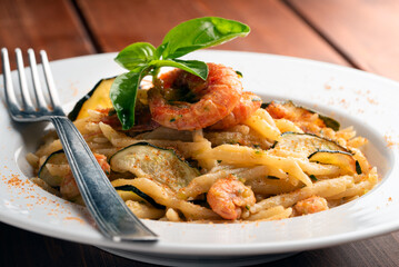 Pasta con zucchine, gamberi e bottarga, Cibo Italiano 