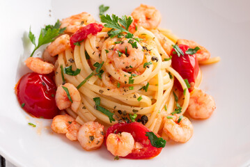 Linguine con gamberetti, pomodorini e prezzemolo, Pasta Italiana 