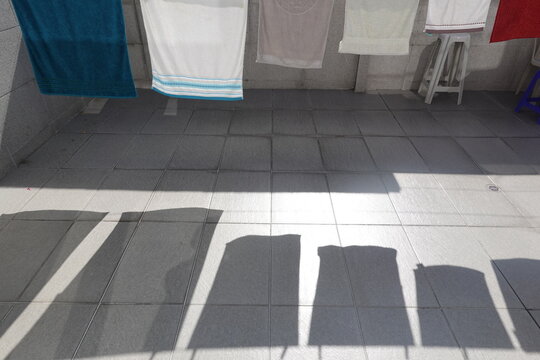 panni stesi all'aperto con sole