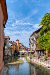 Annecy es un pueblo alpino en el sureste de Francia, donde el lago Annecy converge con el r&iacute;o Thiou.