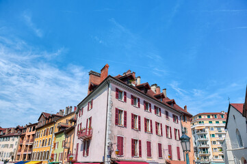Annecy es un pueblo alpino en el sureste de Francia, donde el lago Annecy converge con el r&iacute;o Thiou.