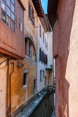 Annecy es un pueblo alpino en el sureste de Francia, donde el lago Annecy converge con el r&iacute;o Thiou.