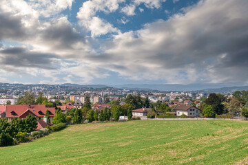 Annecy es un pueblo alpino en el sureste de Francia, donde el lago Annecy converge con el r&iacute;o Thiou.