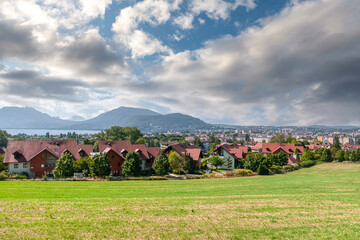 Annecy es un pueblo alpino en el sureste de Francia, donde el lago Annecy converge con el r&iacute;o Thiou.