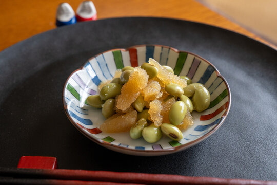 小鉢に盛り付けられた会津郷土料理『豆数の子（まめかずのこ）』と起き上がり小法師