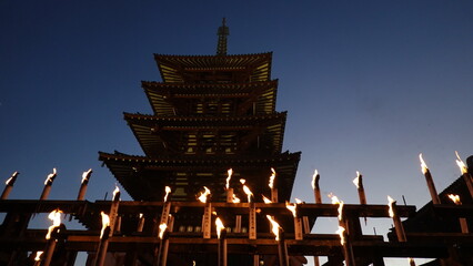 たくさんのロウソクと仏塔