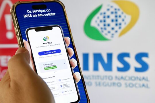 Aplicativo cnh brasil e inss na tela do celular com fundo desfocado.