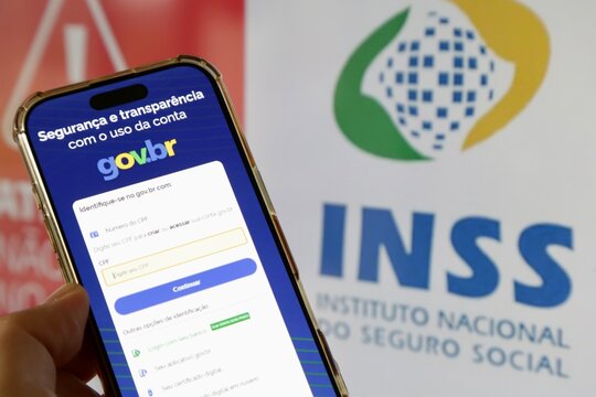 Aplicativo cnh brasil e inss na tela do celular com fundo desfocado.