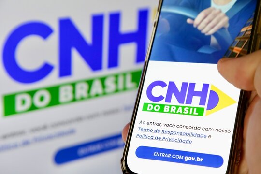 Aplicativo cnh brasil e inss na tela do celular com fundo desfocado.