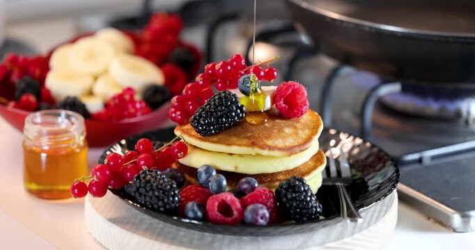 Pancake , miele e frutti di bosco con banana	
