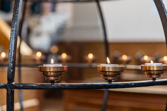 28 december 2025, Copenhagen, Denmark. Interior Baroque Church of the Savior (Vor Frelsers Kirke). Part of Ironwork in shape of a sphere, small candles are placed, burning to honor God. Gratitude, Rel