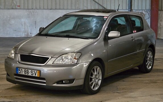 Toyota Corolla E120 hatchback parking in garage