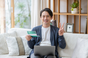 Naklejka premium 銀行通帳を持った男性