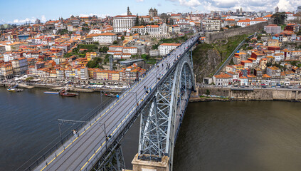 Obraz premium The Dom Luis I bridge over the Douro river in Porto.