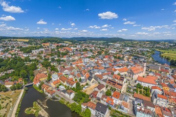 Fototapeta premium Ausblick auf Cham im Tal des Schwarzen Regen in der Oberpfalz im Sommer