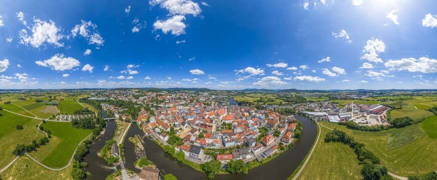 Ausblick auf Cham im Tal des Schwarzen Regen in der Oberpfalz im Sommer