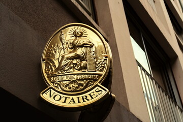 Notaires. Plaque dor&eacute;e d'office notarial sur fa&ccedil;ade dans la rue.