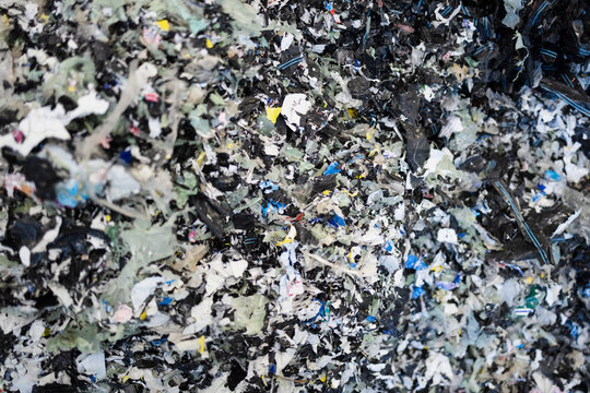 Shredded plastic material for recycling and industrial production