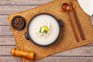 닭을 오래 끓여서 진하게 국물을 우려낸 음식.

A dish made by boiling chicken for a long time to create a rich broth.