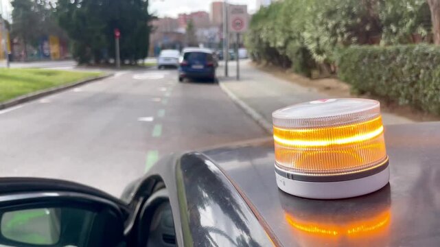 Baliza v16 homologada y obligatoria en coche geolocalizable por aver&iacute;a y accidente conectada con dgt