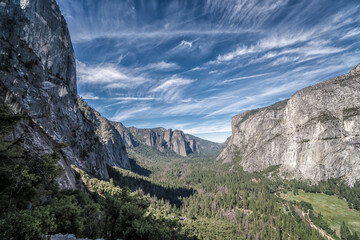 Obraz premium A mountain range with a valley in between