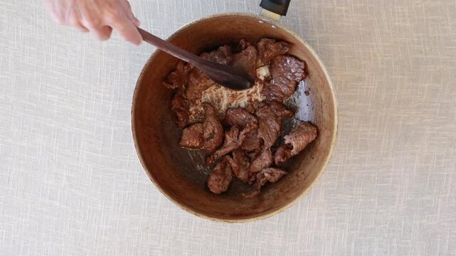 panela com saborosa carne vermelha 