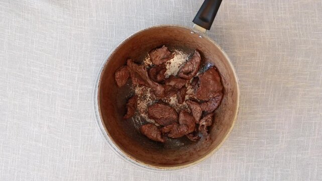panela com saborosa carne vermelha 