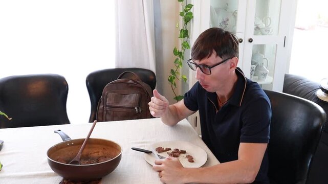 homem comendo saborosa carne vermelha 