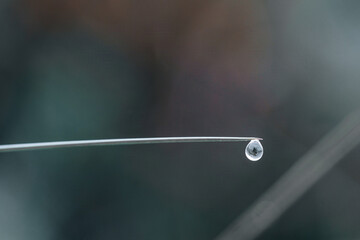 Goutte d’eau suspendue en macro minimaliste