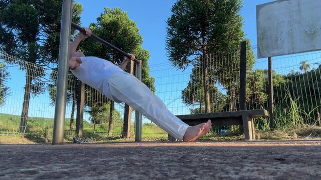 homem treinando muscula&ccedil;&atilde;o calistenia ao ar livre 