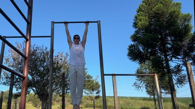 homem treinando muscula&ccedil;&atilde;o calistenia ao ar livre 