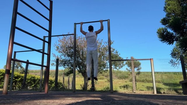 homem treinando muscula&ccedil;&atilde;o calistenia ao ar livre 