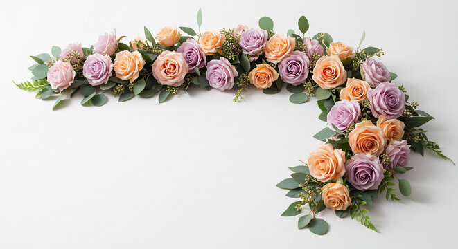 Zarte Rosen Girlande rosa lila und orange Bl&uuml;ten auf wei&szlig;em Untergrund weich beleuchtet f&uuml;r Hochzeit oder Dekoration