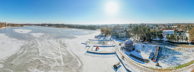 Zima nad zamarzniętym jeziorem w Zebrzydowicach na Śląsku w Polsce. © Franciszek