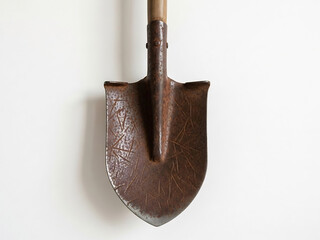 낡은 삽, 햇빛 아래 녹슨 질감 드러내다