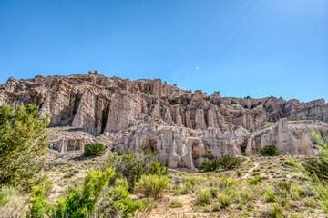 Fototapeta premium A mountain range with a clear blue sky