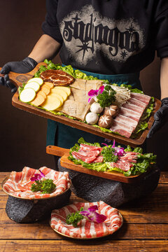 한식 고기 모둠 세트 소고기 돼지고기 양념 갈비와 신선한 야채 Assorted Korean BBQ Meat Platter Beef Pork Marinated Ribs and Vegetables 韩国烤肉拼盘 猪五花 牛肉 蔬菜 组合 韩式料理 韓国焼肉盛り合わせ 豚バラ 牛肉 セット Parrillada Coreana Assortiment de Viandes