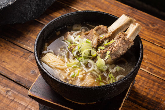 따뜻한 한식 갈비탕 소갈비 전골 뚝배기 요리 보양식 신선한 재료 Galbitang Korean Beef Short Rib Soup Stew in Stone Pot Healthy Food 韩国排骨汤 牛排骨 养生 汤面 カルビタン 牛肉スープ 韓国料理 暖かい Sopa de Costilla de Res Soupe de C&ocirc;tes de B&oelig;uf