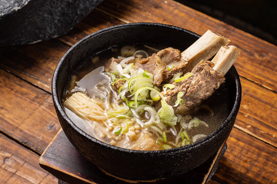 따뜻한 한식 갈비탕 소갈비 전골 뚝배기 요리 보양식 신선한 재료 Galbitang Korean Beef Short Rib Soup Stew in Stone Pot Healthy Food 韩国排骨汤 牛排骨 养生 汤面 カルビタン 牛肉スープ 韓国料理 暖かい Sopa de Costilla de Res Soupe de C&ocirc;tes de B&oelig;uf