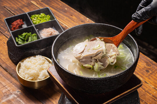 진한 돼지국밥 부산 전통 한식 보양식 고기 국밥 뚝배기 요리 Dwaeji-gukbap Korean Pork Soup with Rice Traditional Hearty Stew 釜山猪肉汤饭 韩国料理 猪肉汤 养生 釜山名物 豚クッパ 韓国料理 暖かい Sopa de Cerdo Coreana Soupe de Porc Cor&eacute;enne