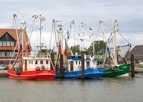 Fedderwardersiel,Deutschland -03.07.2023:Krabbenkutter RUBIN,HEIMAT,SEESTERN im Hafen von Fedderwardersiel-Butjadingen