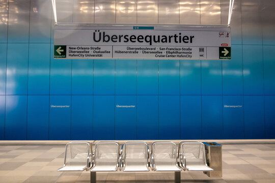 Hamburg, Deutschland - 22.02.2022:Hamburger U-Bahn Station &Uuml;berseequartier Wartezone mit Sitzbank und M&uuml;lleimer