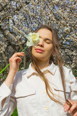 Young woman holding a bouquet of daffodils in her hands