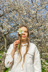 Young woman holding a bouquet of daffodils in her hands