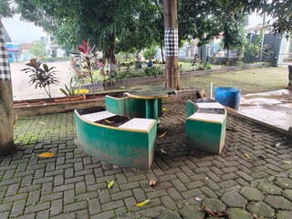 circular seating in the garden